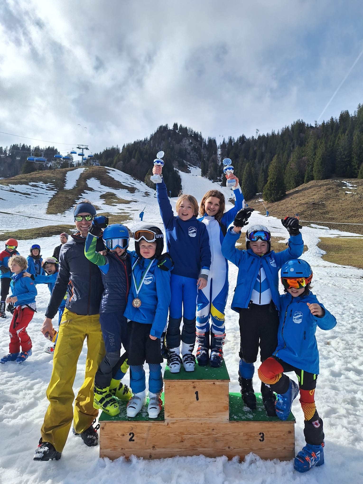 Skiclub Nachwuchs auf dem Stockerl